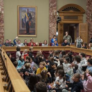 Une centaine d'élèves à la Chambre pour discuter avec les députés au sujet des droits de l'enfant.