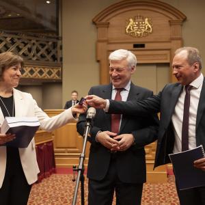 Remise traditionnelle du budget : Diane Adehm (rapportrice), Claude Wiseler (Président de la Chambre), Gilles Roth (Ministre des Finances).
