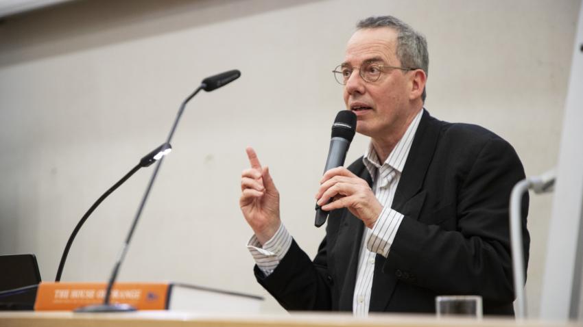 L'historien Jeroen Koch lors d'une conférence co-organisée par la Chambre des Députés sur Guillaume II.