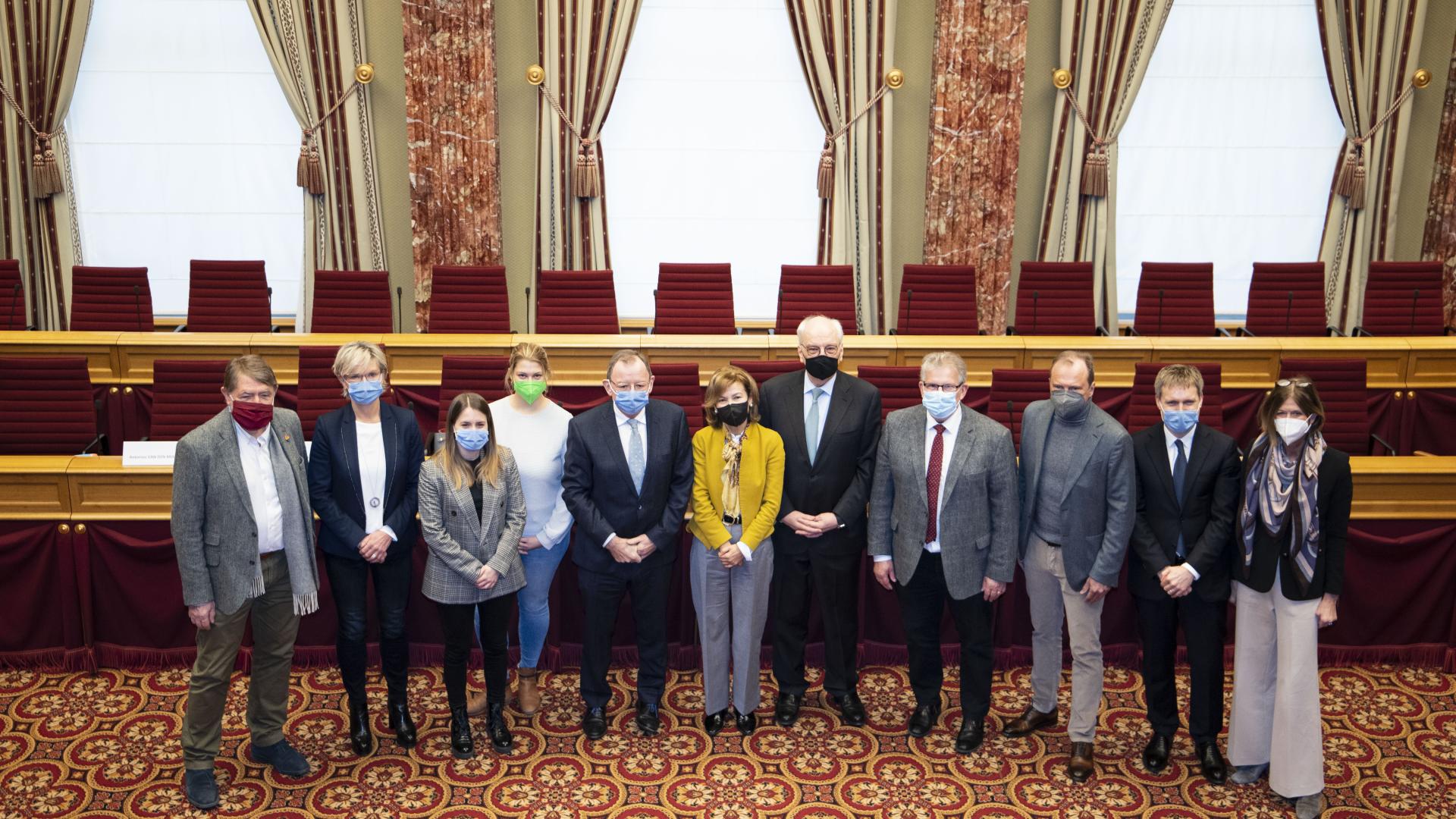 Photo de groupe avec Teresa Ribeiro et les députés