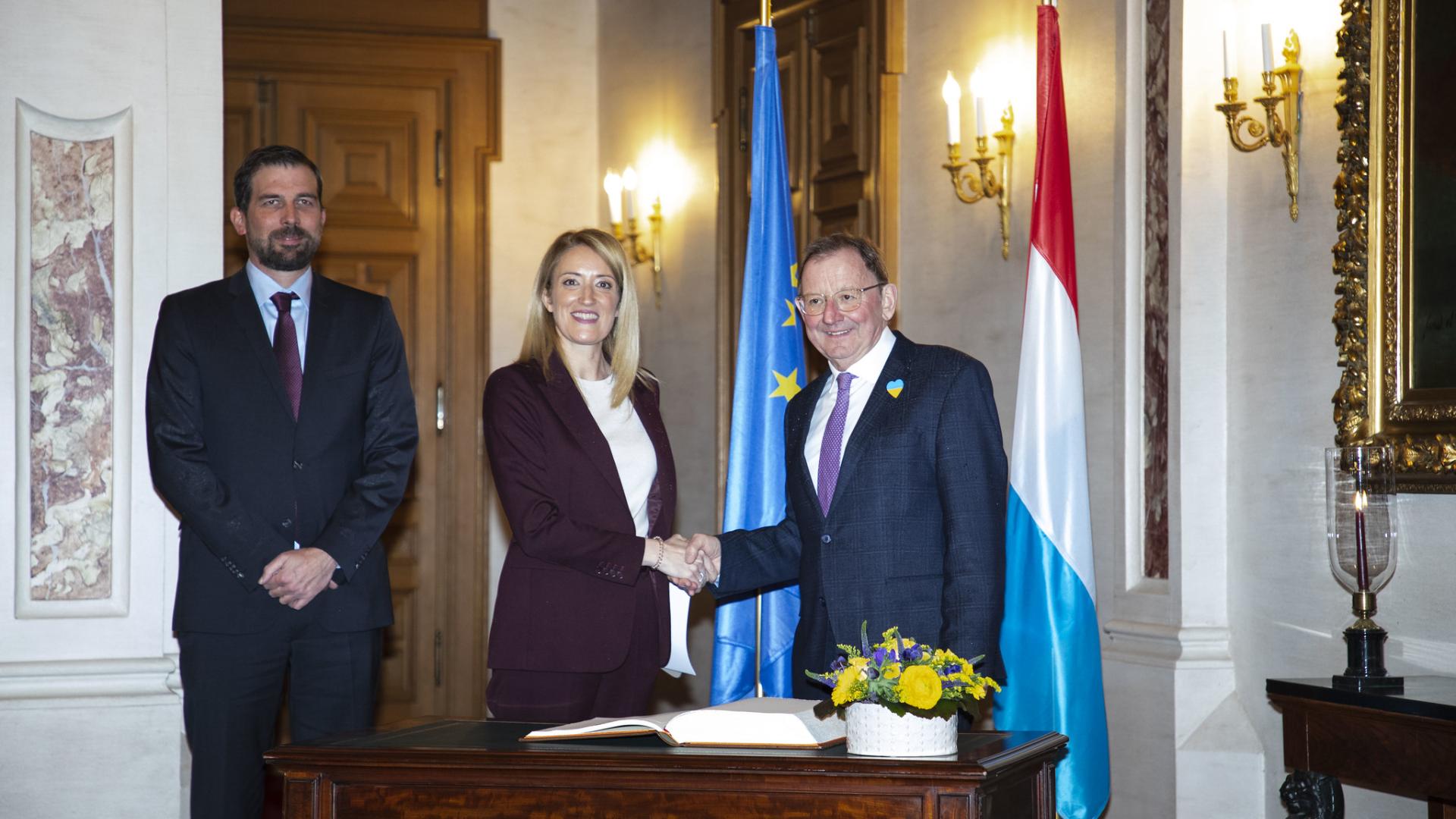 D’Presidentin vum Europaparlament Roberta Metsola gouf vum Chamberspresident Fernand Etgen a vum President vun der Aussekommissioun Yves Cruchten empfaangen.