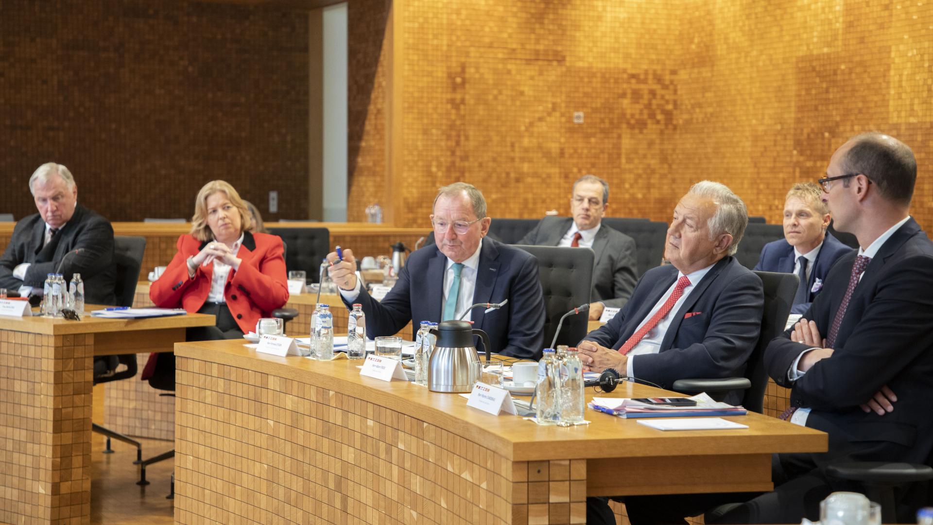 Fernand Etgen et ses homologues ont discuté des moyens pour lutter contre la désinformation : Karl-Heinz Lambertz (ancien Président, Ostbelgien), Bärbel Bars (Allemagne), Fernand Etgen (Luxembourg), Albert Frick (Liechtenstein), Martin Candinas (Suisse)