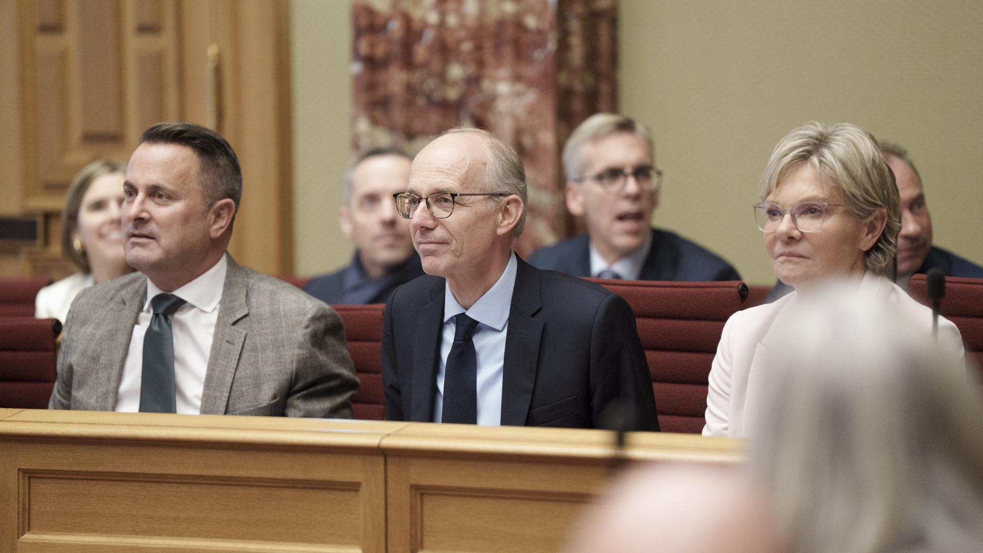 Le Premier ministre Luc Frieden sur le banc du gouvernement de la Chambre des Députés (photos du 21 novembre 2023).