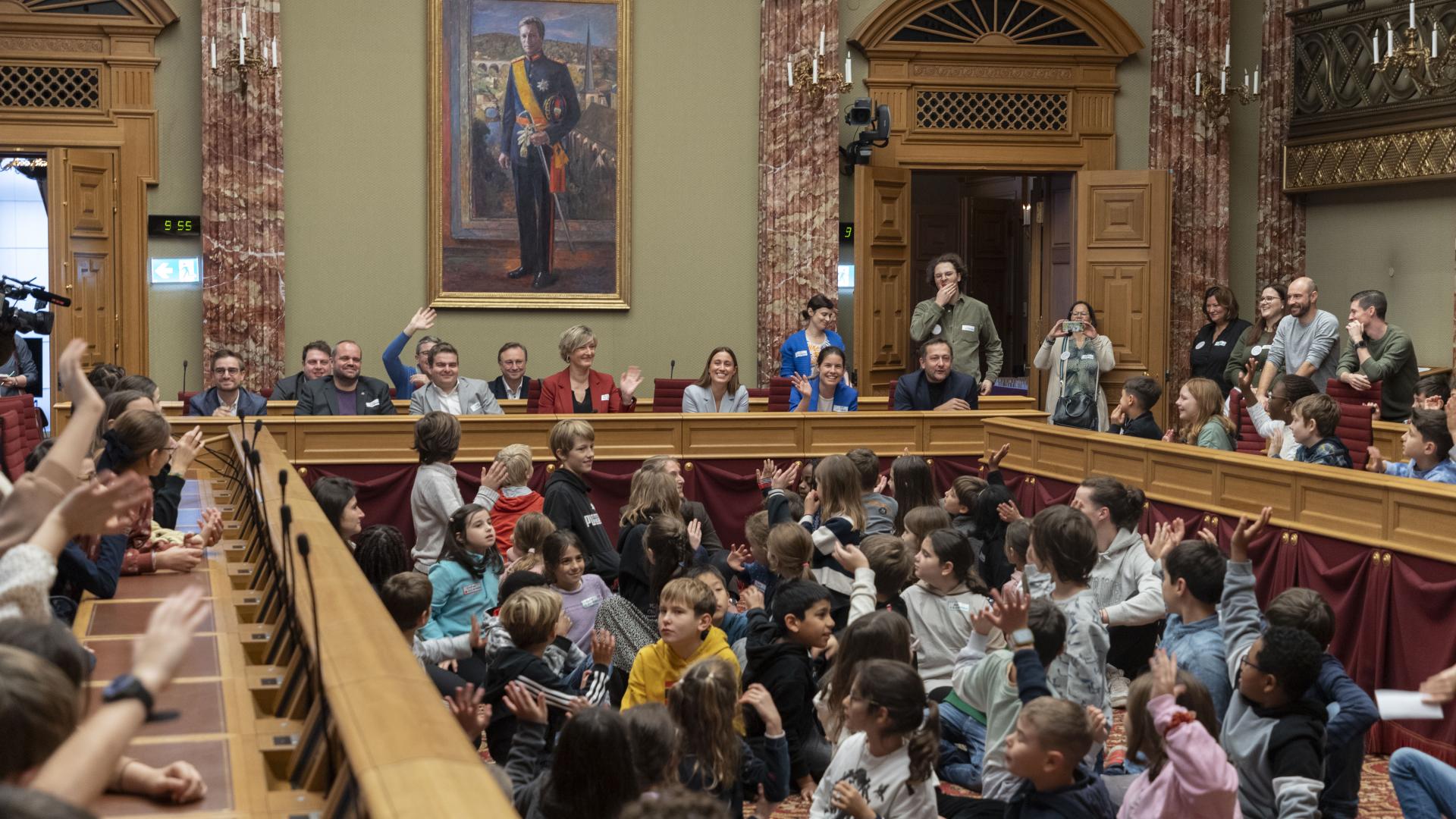 Une centaine d'élèves à la Chambre pour discuter avec les députés au sujet des droits de l'enfant.